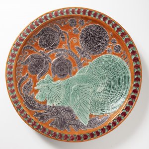 A PLATE WITH A ROOSTER MOTIF