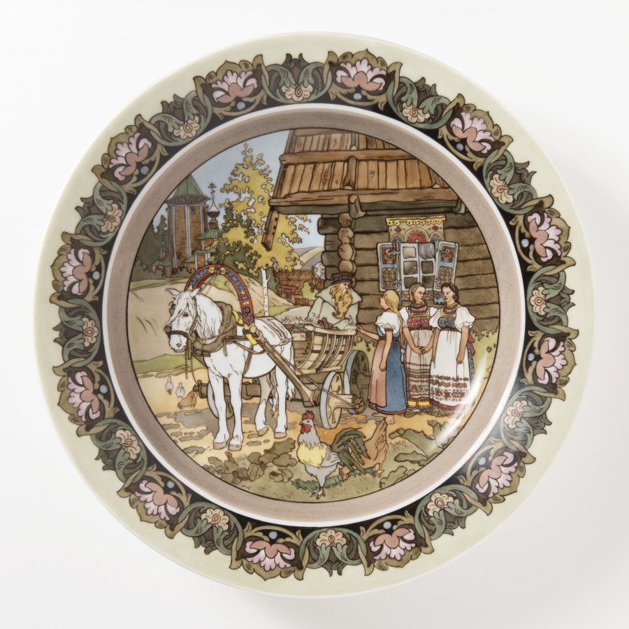 A GROUP OF THREE DECORATIVE PLATES