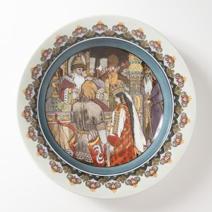A GROUP OF THREE DECORATIVE PLATES