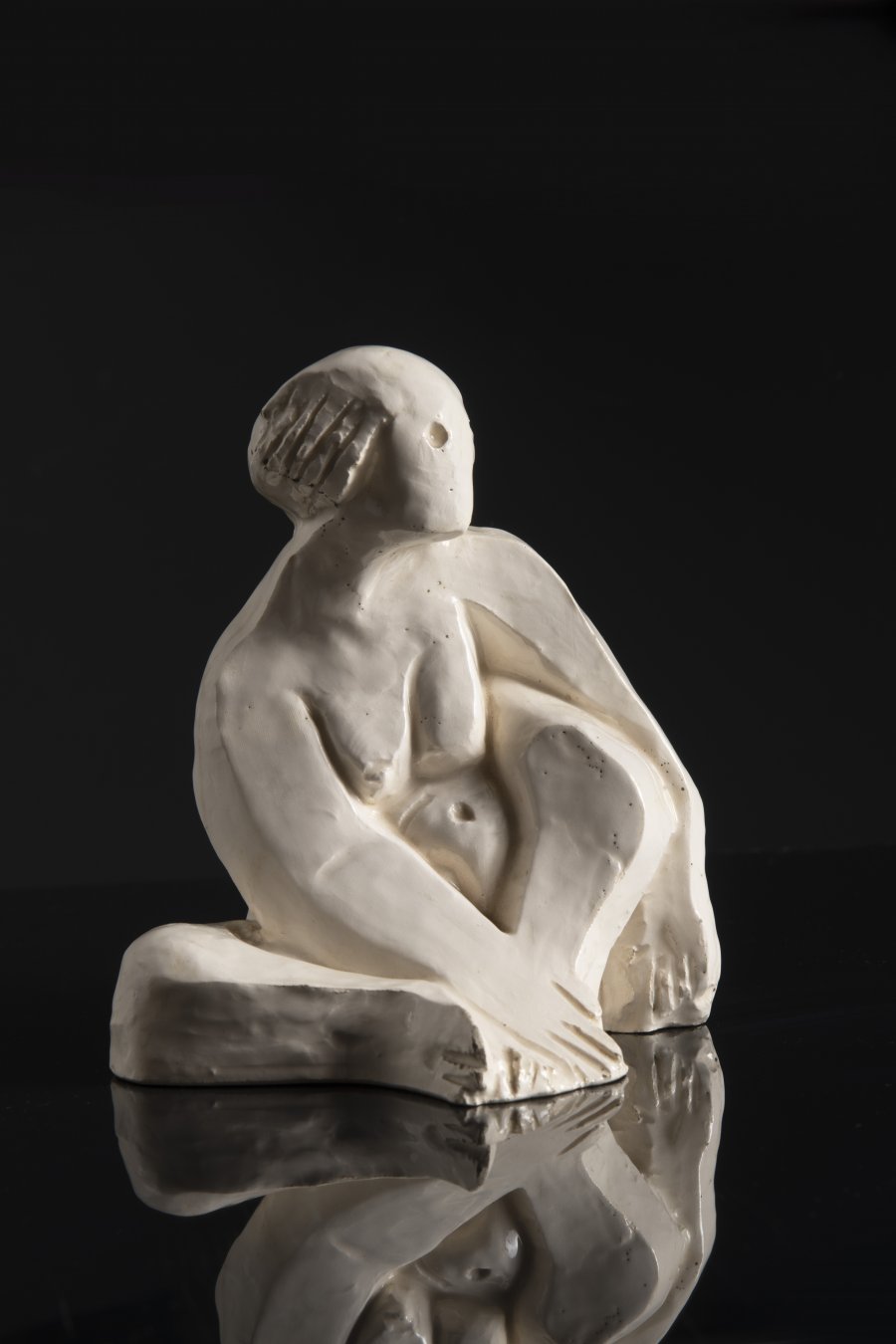 SEATED WOMAN I