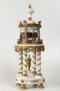 A ROTUNDA TABLE CLOCK