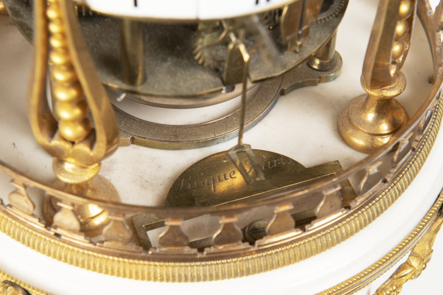 A ROTUNDA TABLE CLOCK