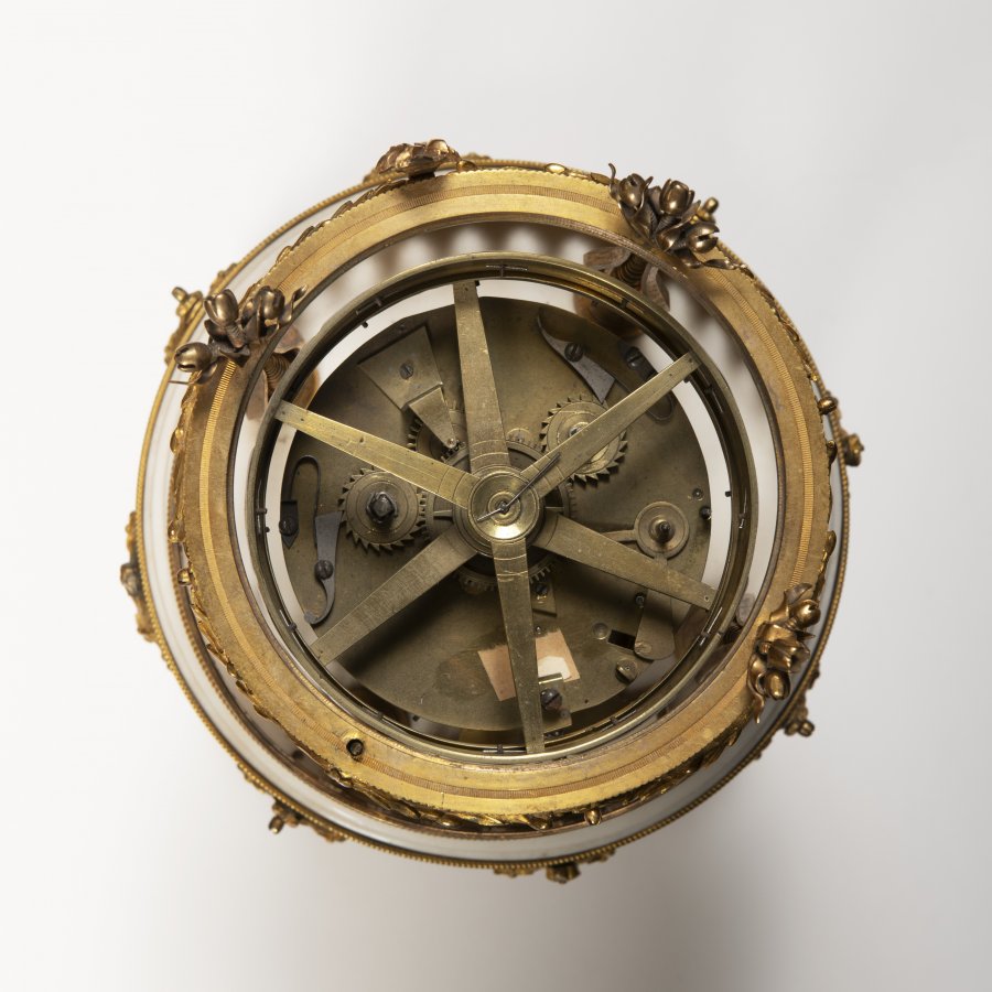 A ROTUNDA TABLE CLOCK