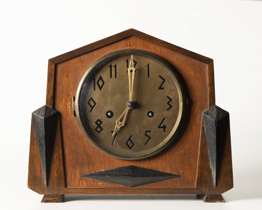 A CUBIST CLOCK