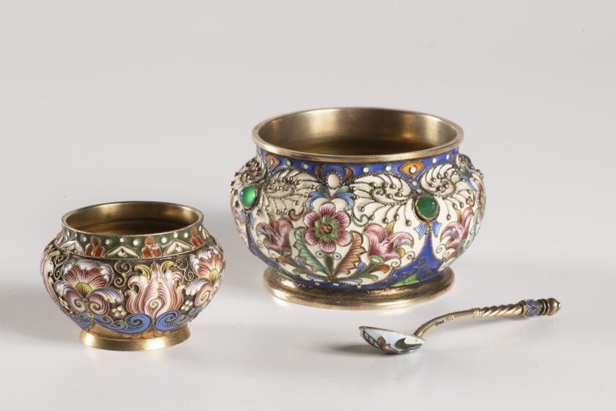 A GROUP OF 2 CLOISONNÉ SALT CELLARS AND A SPOON