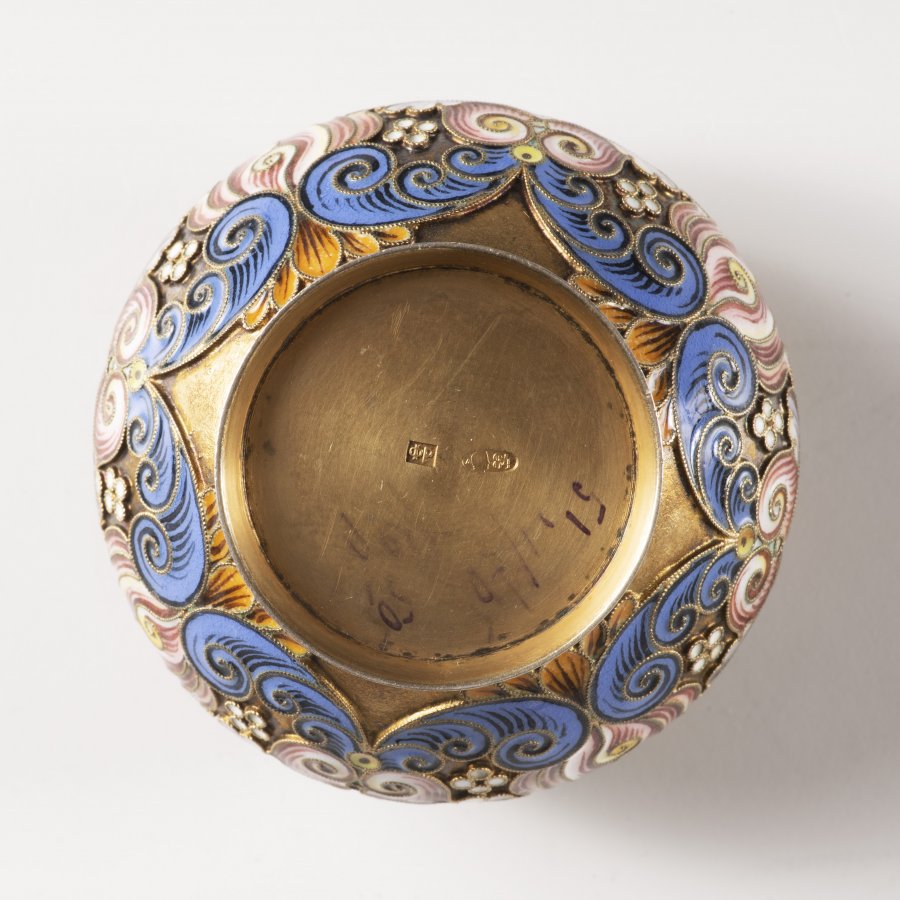 A GROUP OF 2 CLOISONNÉ SALT CELLARS AND A SPOON