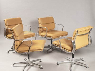 ČTYŘI KŘESLA EAMES EA 207