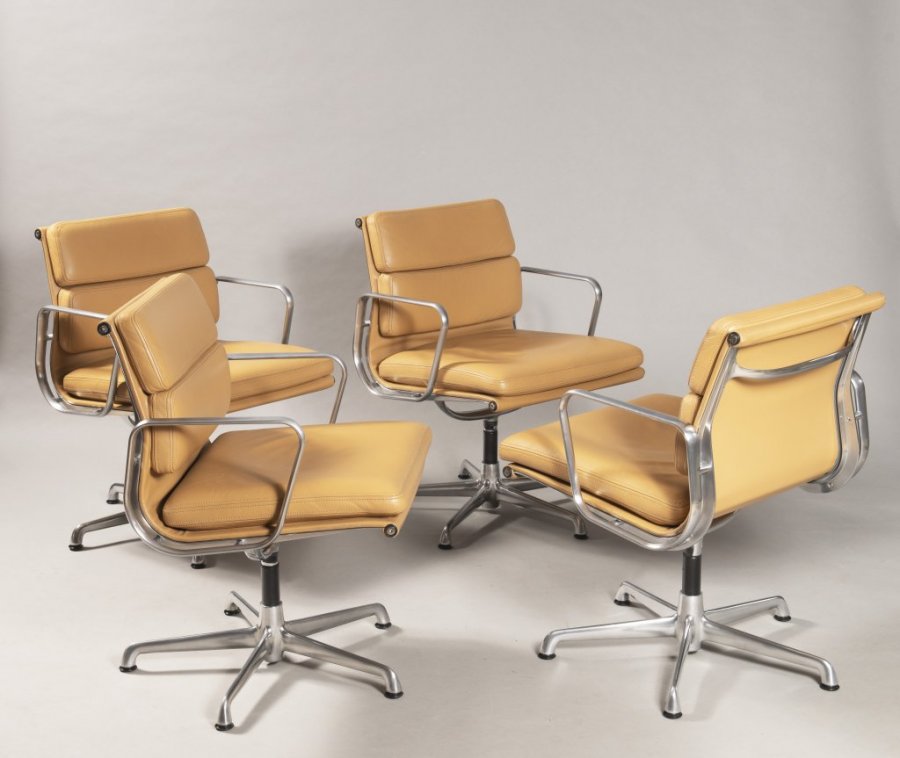 FOUR EAMES EA207 CHAIR