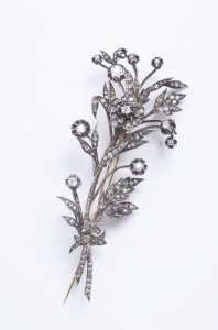 A FLOWER SHAPED BROOCH