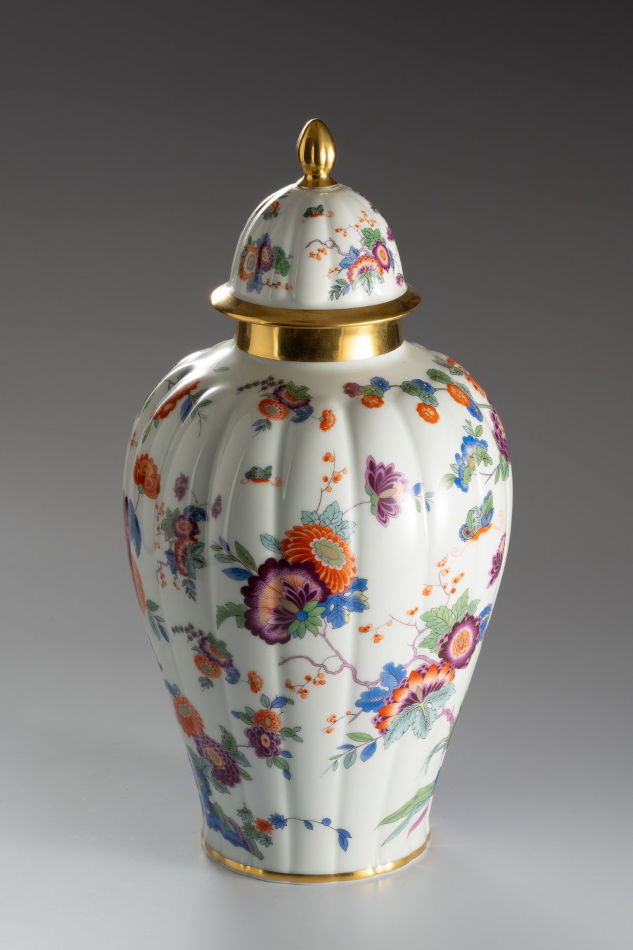 LIDDED VASE THOMAS