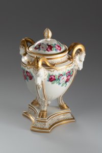 PORCELÁNOVÁ DÓZA S VÍKEM SELB