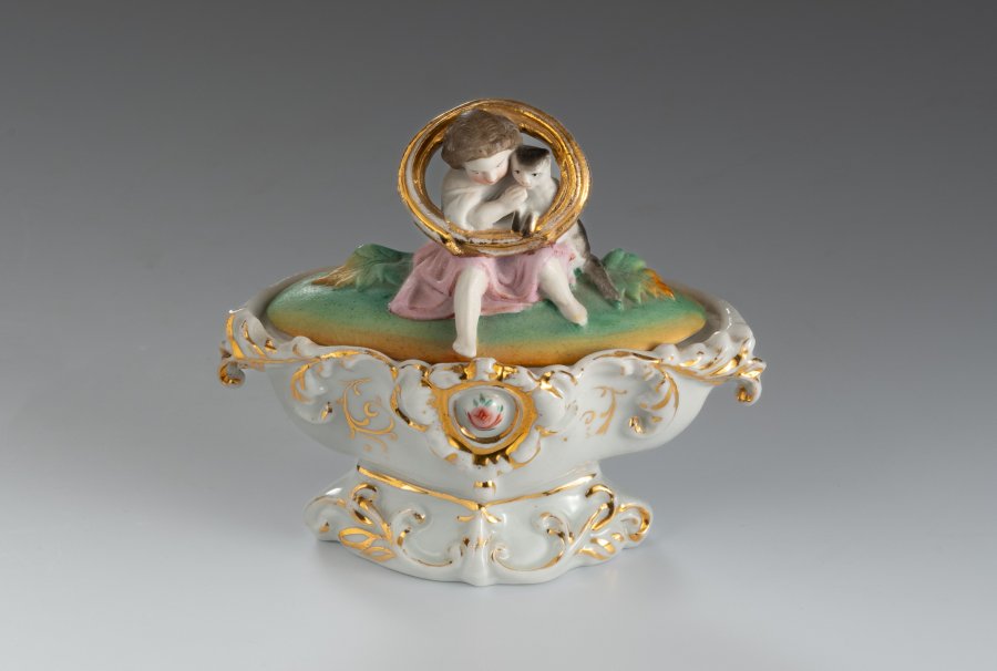 BOX WITH GIRL AND CAT