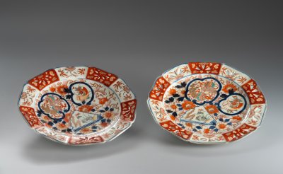 PAIR OF JAPANESE PLATES