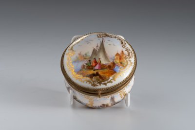 PORCELAIN JAR WITH A LID