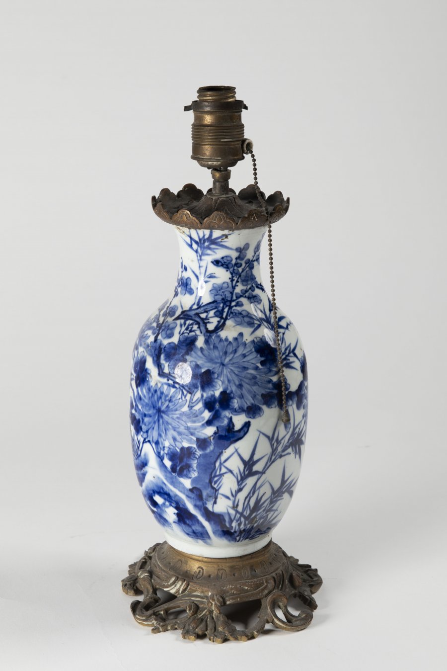 PORCELAINE TABLE LAMP