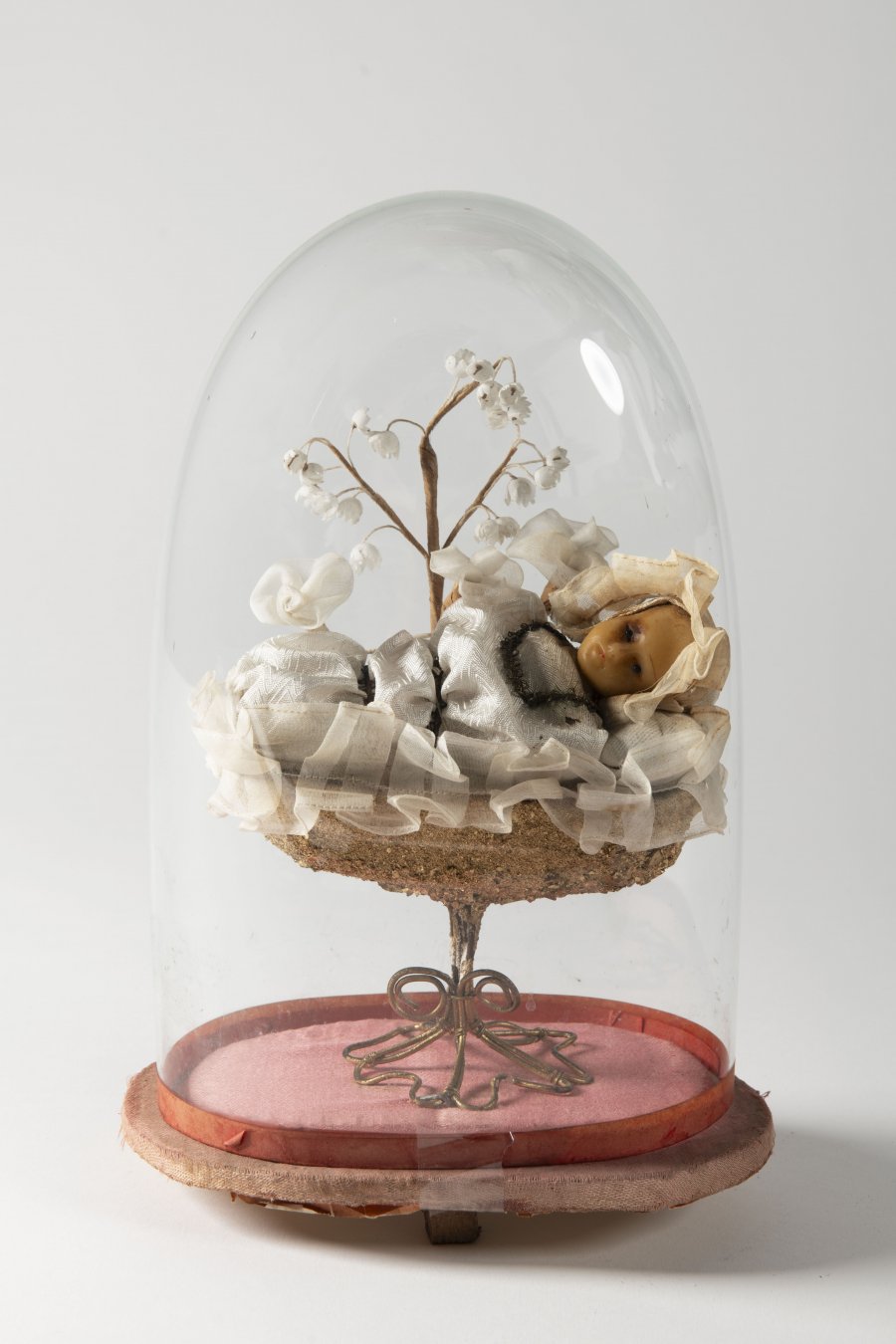 DECORATIVE DEVOTIONAL DIORAMA WITH VIRGIN MARY