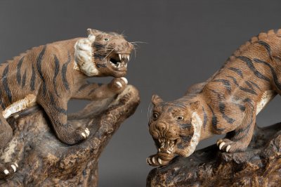 DVOJICE VELKÝCH PORCELÁNOVÝCH TYGRŮ