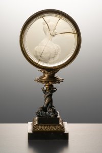 GLASS PLAQUE IN A MOUNTING