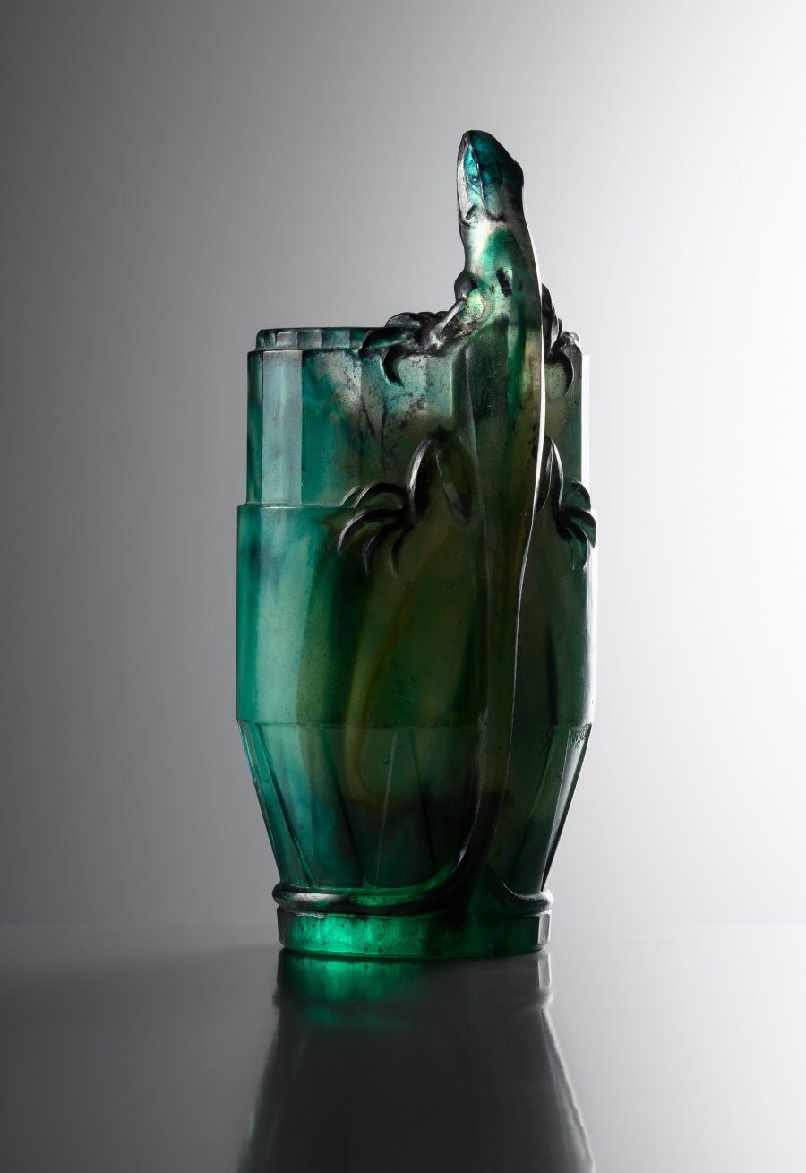VASE WITH A LIZARD