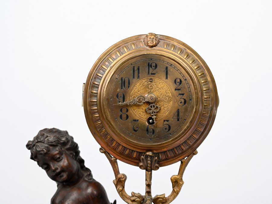 AN ART NOUVEAU TABLE CLOCK