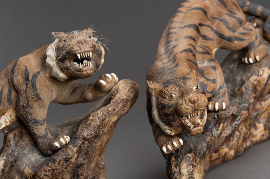 DVOJICE VELKÝCH PORCELÁNOVÝCH TYGRŮ