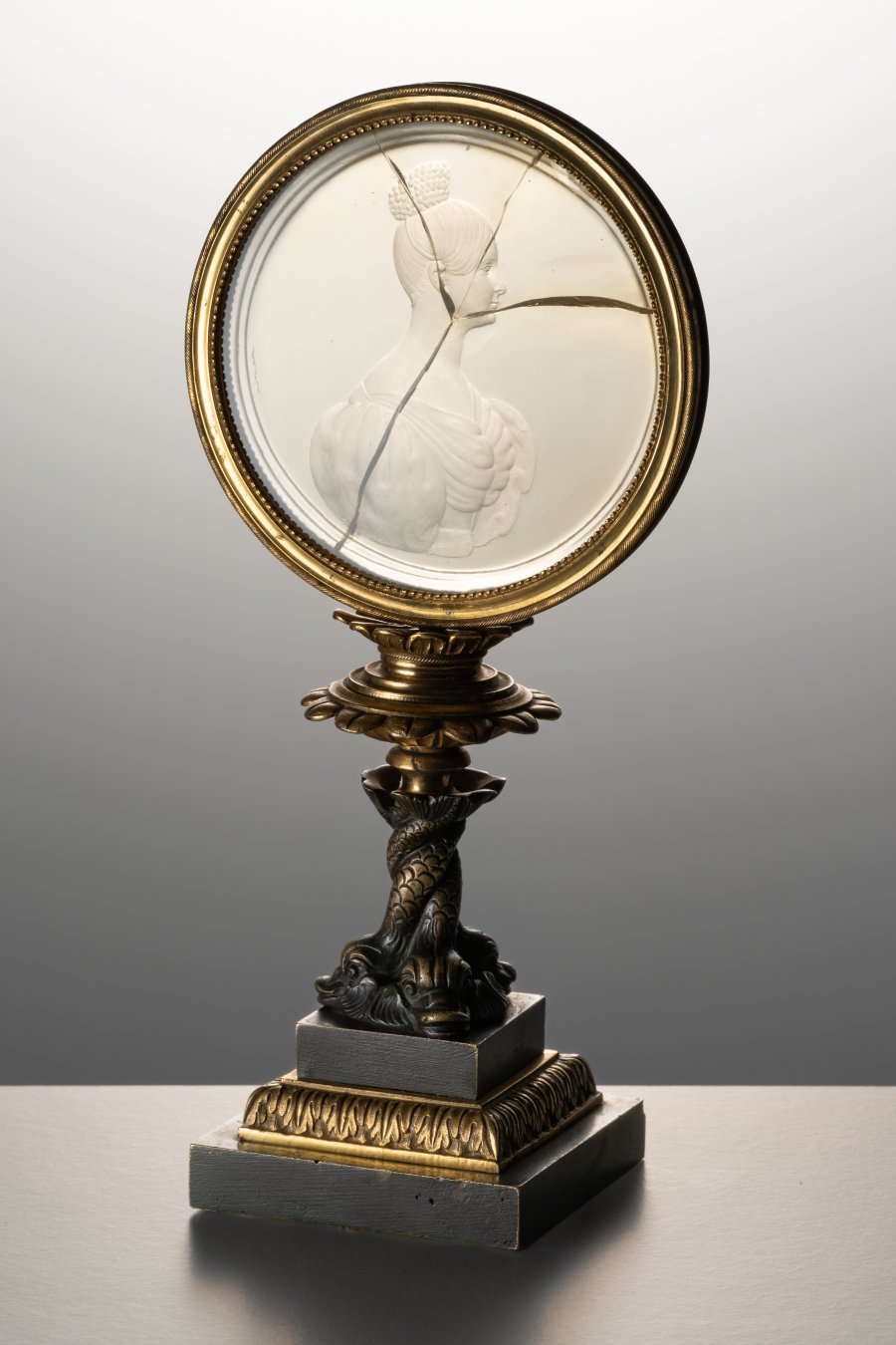 GLASS PLAQUE IN A MOUNTING