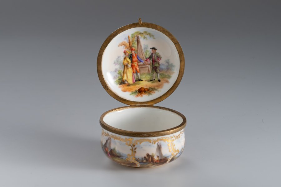 PORCELAIN JAR WITH A LID
