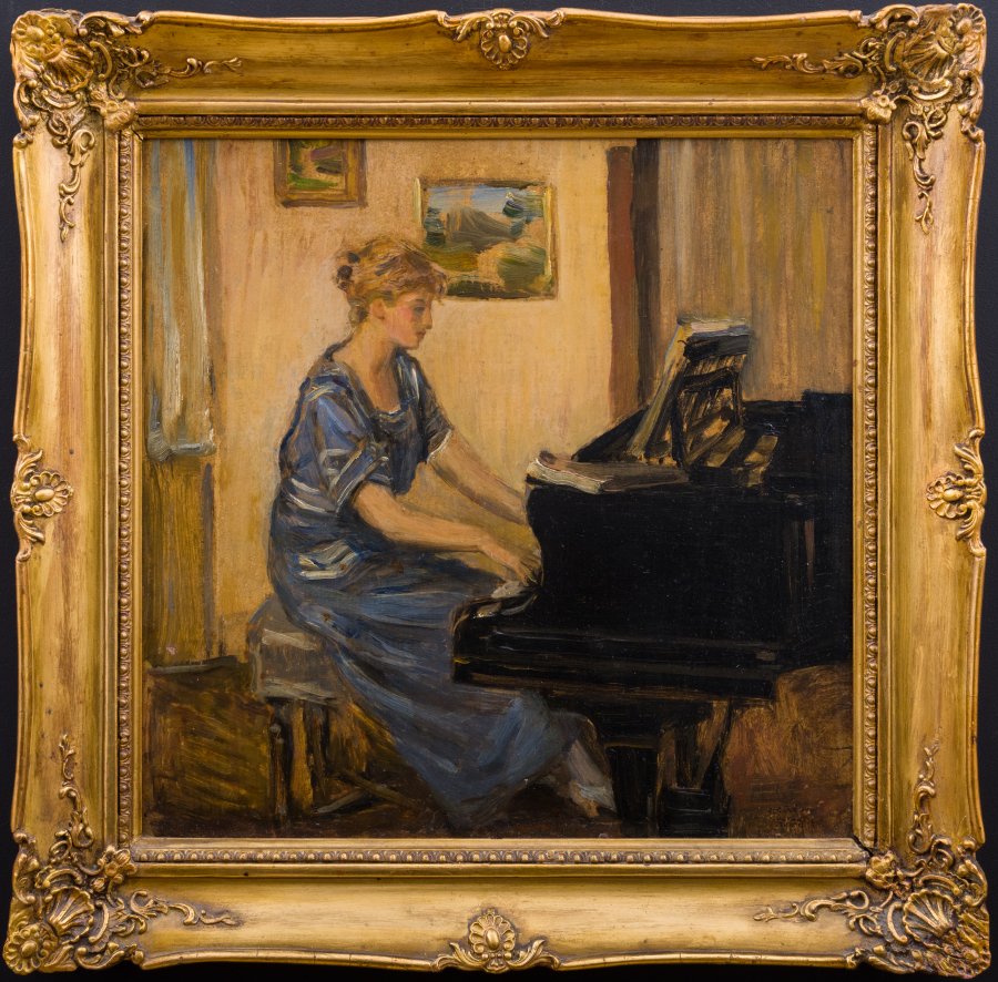 WOMAN PLAYING THE PIANO