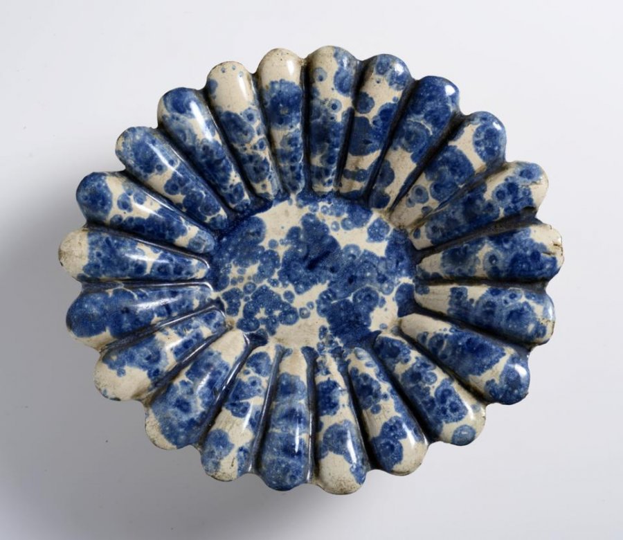 A BOWL AND PLATE SET