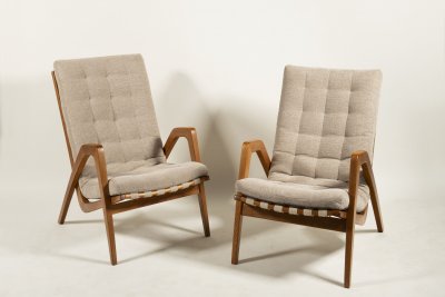 DVĚ DESIGNOVÁ KŘESLA