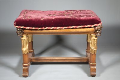 SEAT WITH VELVET CUSHION