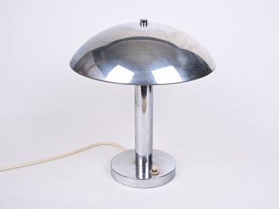 A FUNCTIONALIST TABLE LAMP