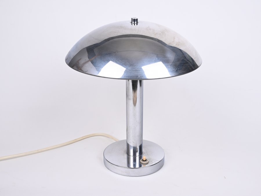 A FUNCTIONALIST TABLE LAMP