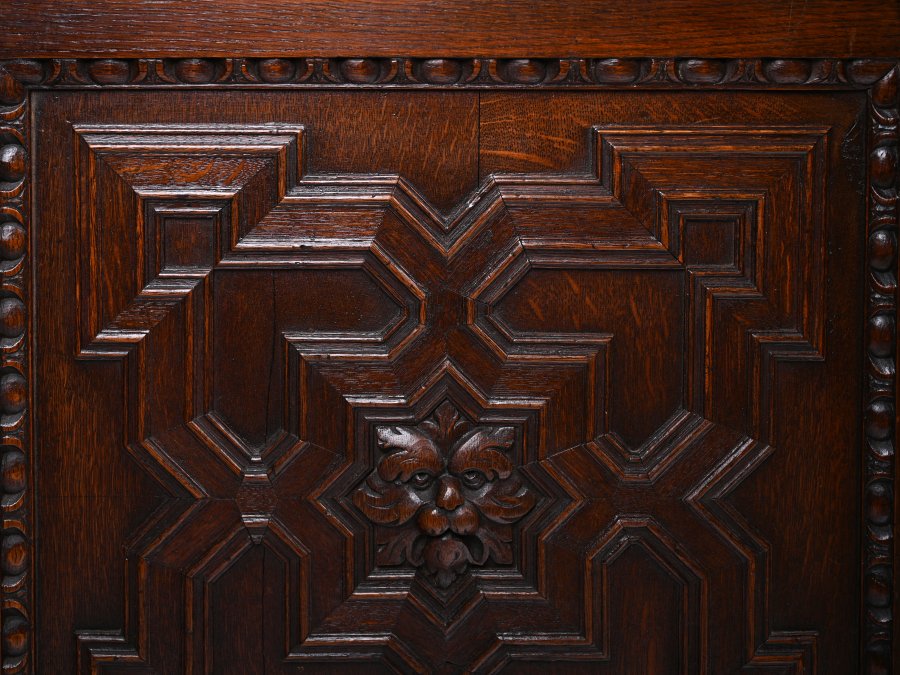 CABINET WITH HUNTING MOTIVES