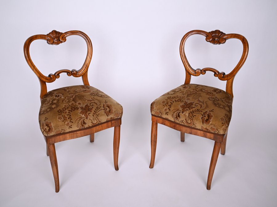 TWO CHAIRS WITH VOLUTE DECOR