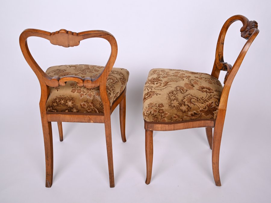 TWO CHAIRS WITH VOLUTE DECOR