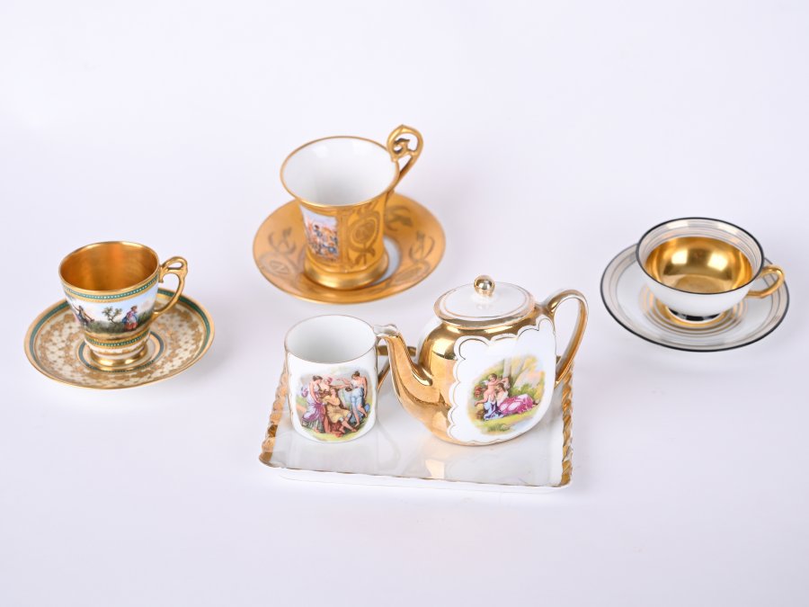 SET OF TEA PORCELAIN