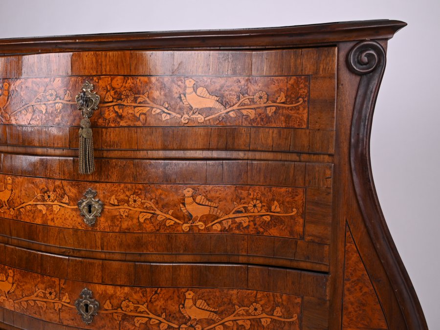 A CHEST OF DRAWERS WITH DOVES