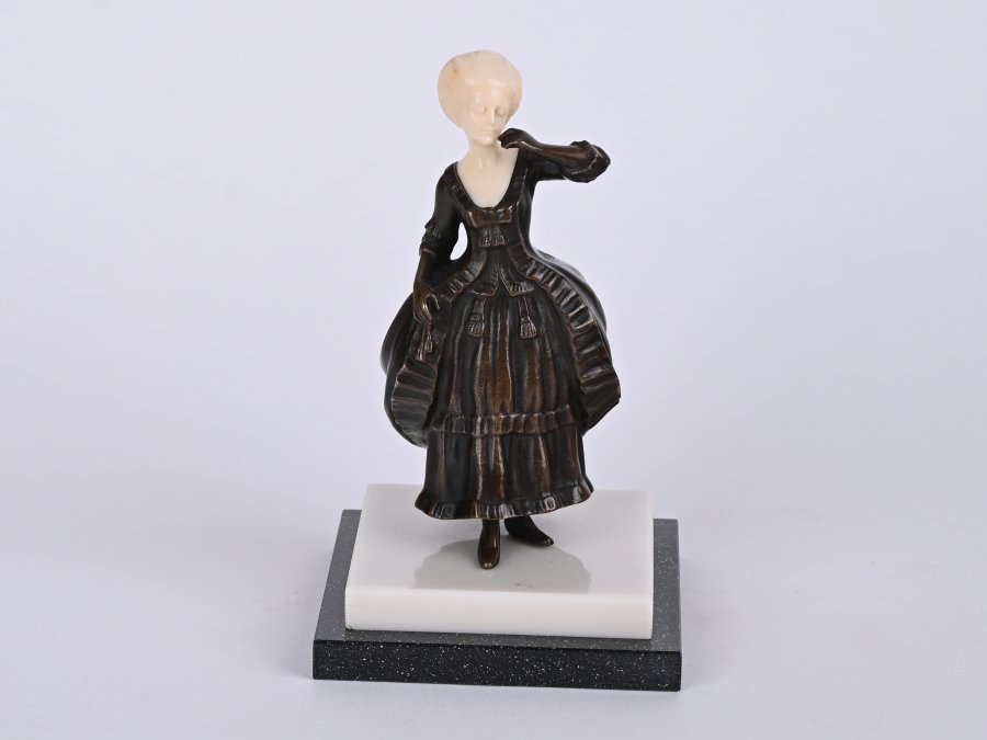 STATUETTE OF A WOMAN