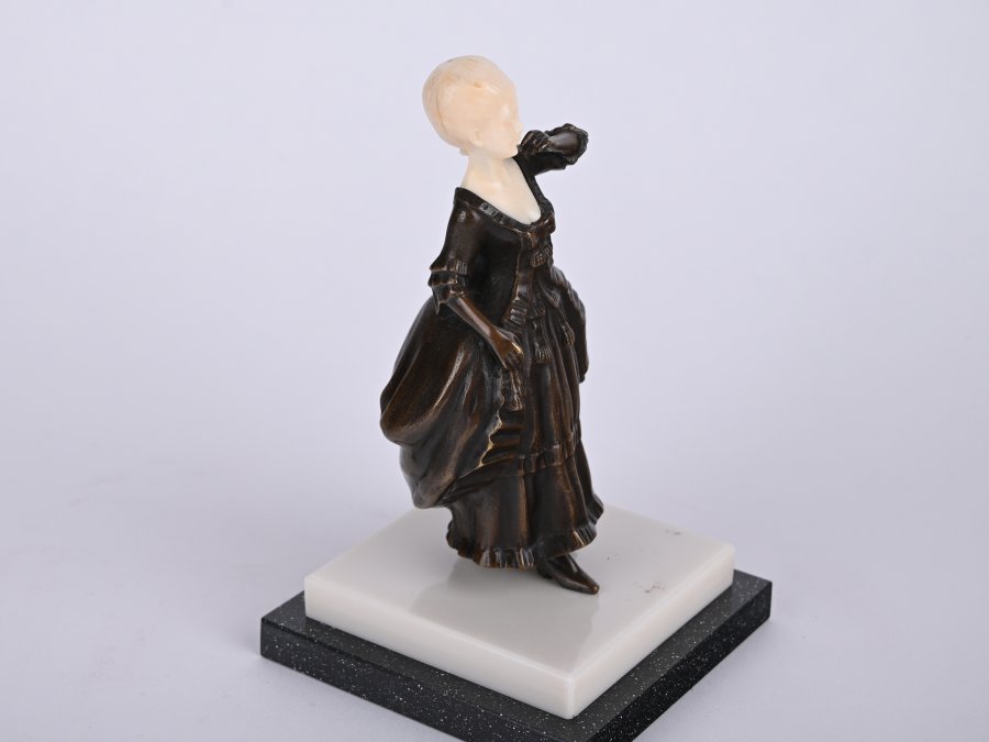 STATUETTE OF A WOMAN