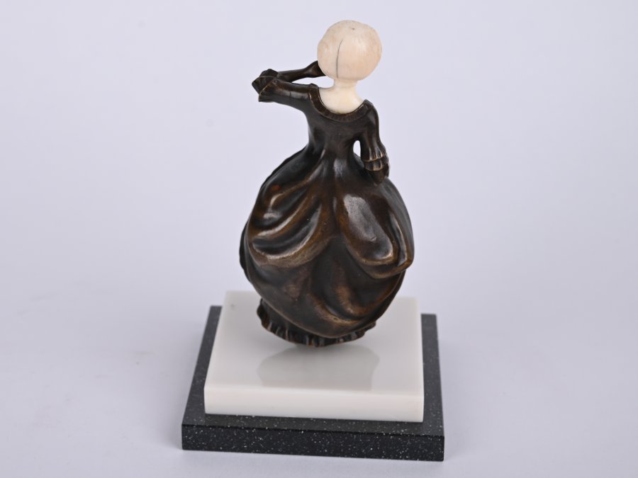 STATUETTE OF A WOMAN
