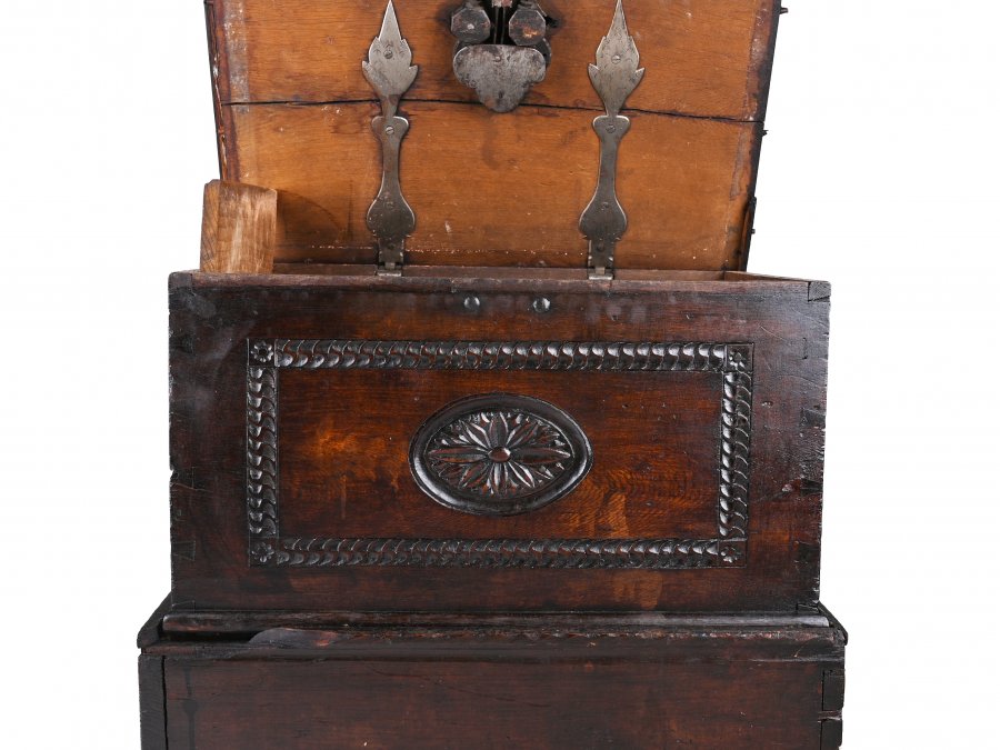 RENAISSANCE CHEST