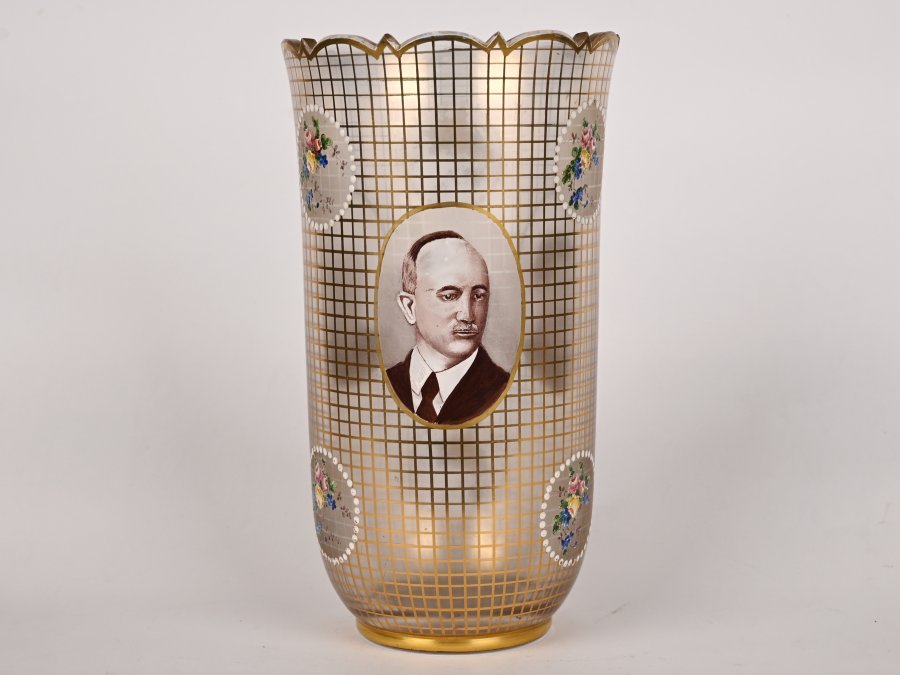 VASE WITH PORTRAITS