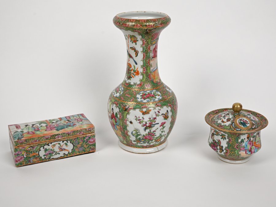 SET OF CHINESE PORCELAIN