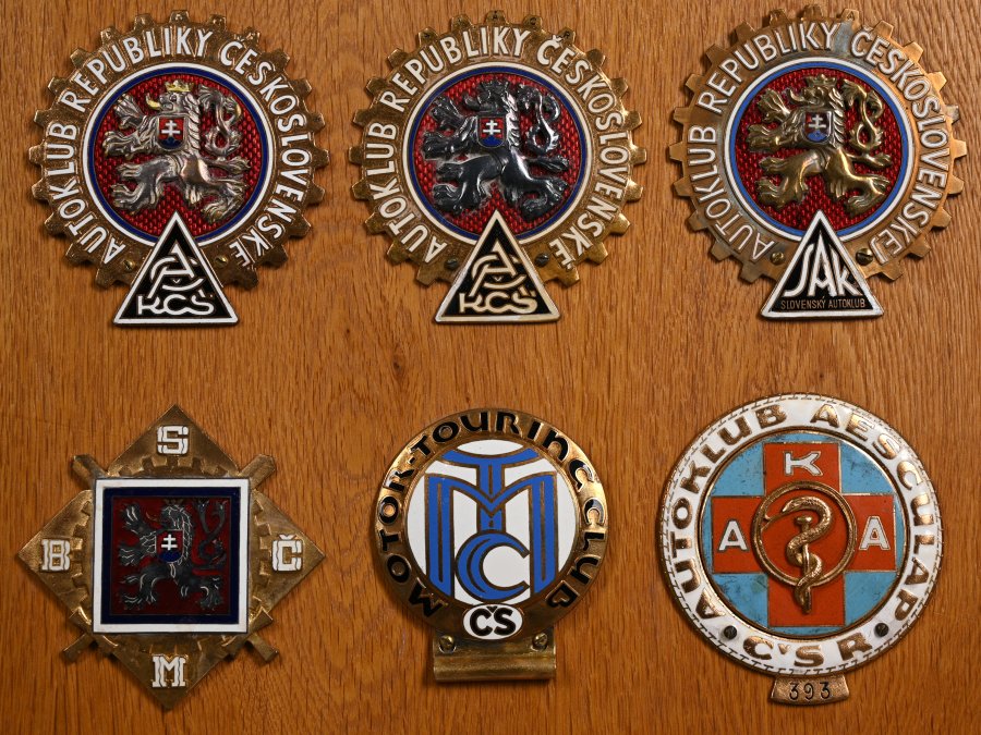 COLLECTION OF CAR CLUB BADGES I.