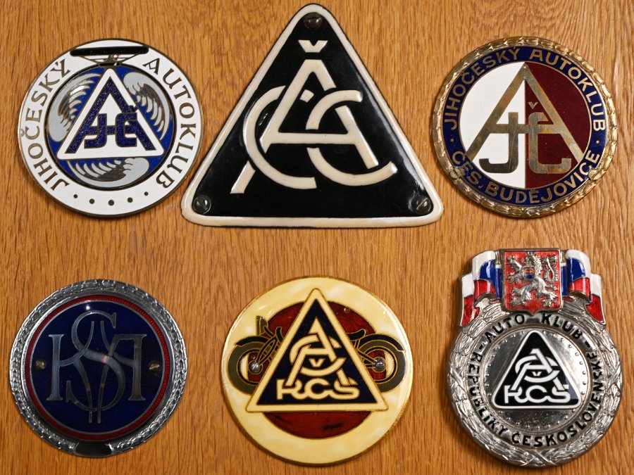 COLLECTION OF CAR CLUB BADGES I.