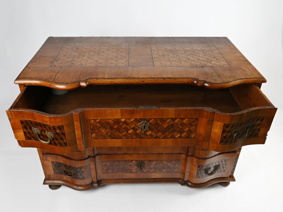 A BAROQUE COMMODE