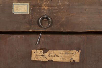 MLADÁ ŽENA S VĚJÍŘEM