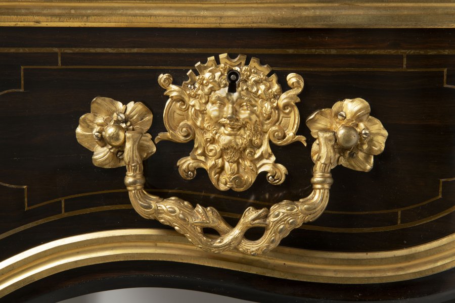 BUREAU PLAT VE STYLU LUDVÍKA XV.