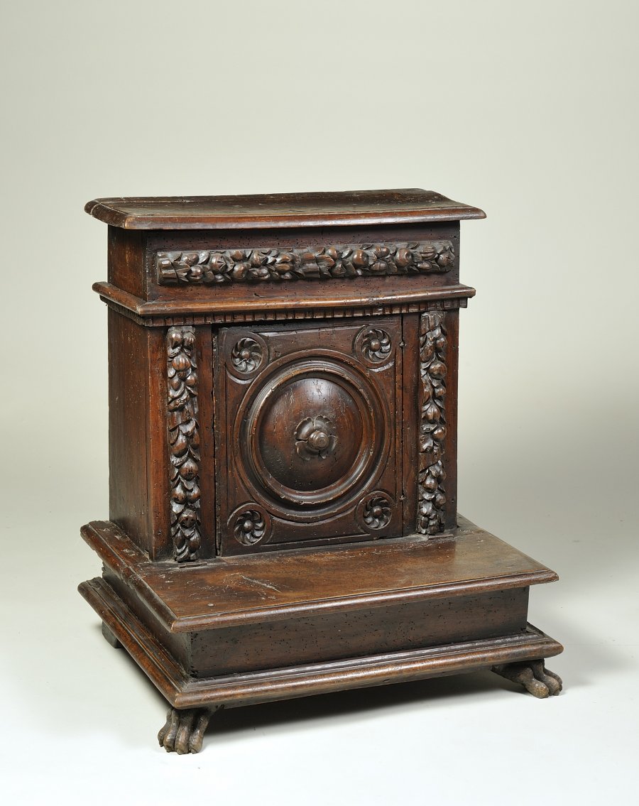 A CARVED WALNUT PRIE-DIEU